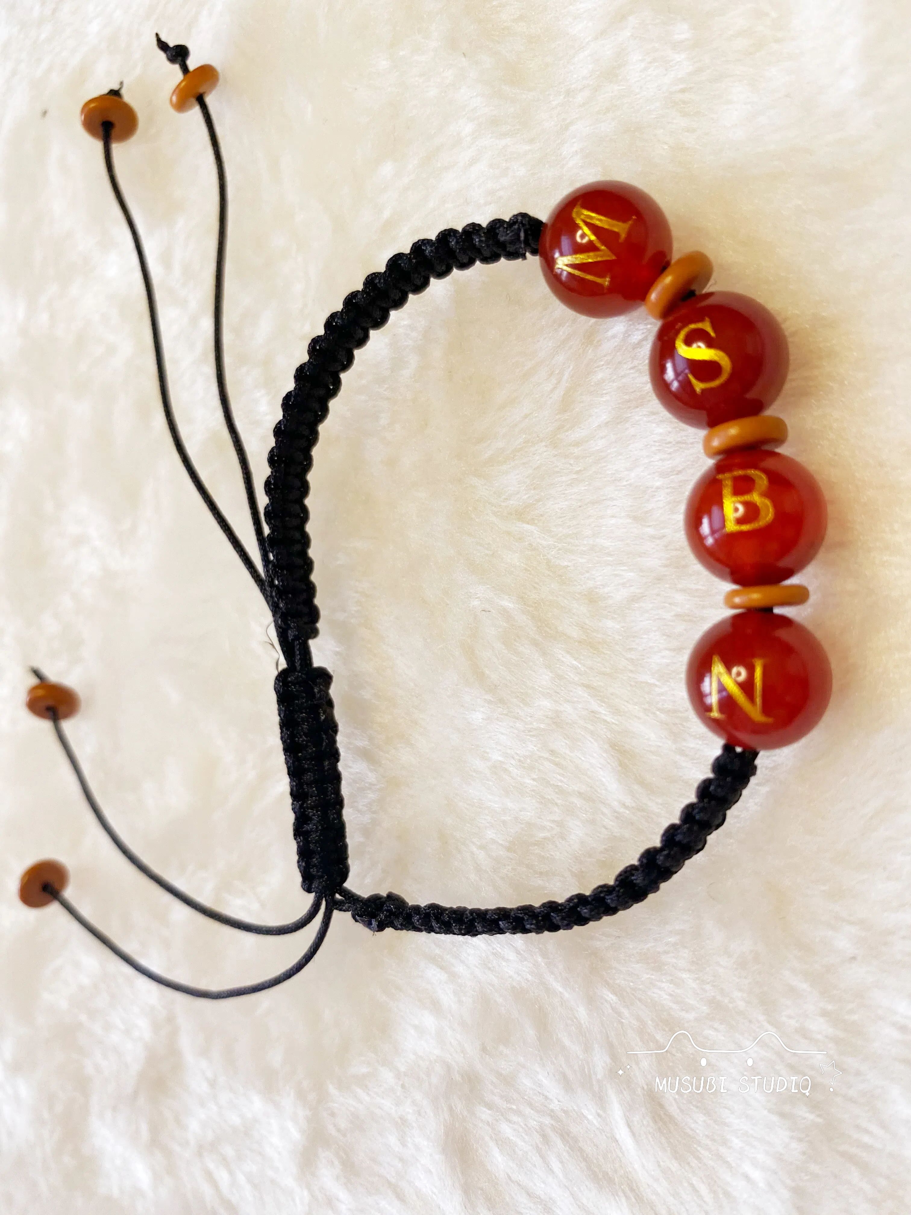 アルファベット付きの手編みブレスレット