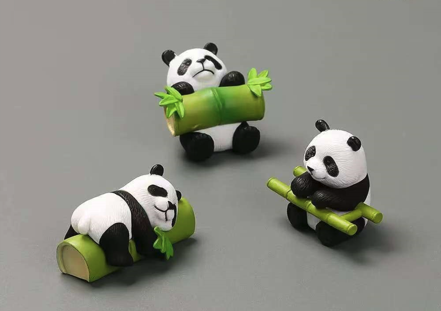 竹を抱えるパンダのフィギュア置物