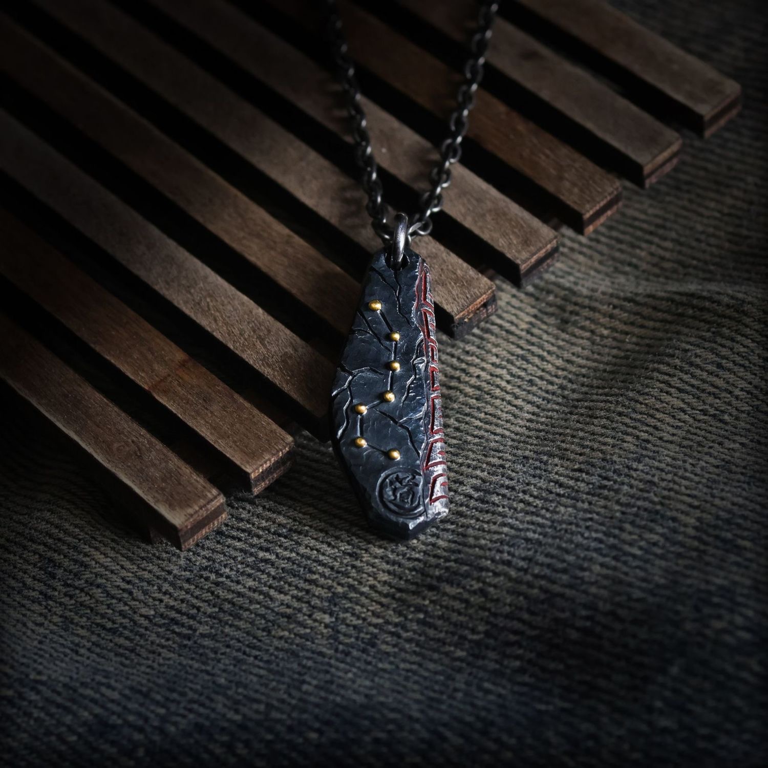 破軍手作りの朱ペンダントネックレスです