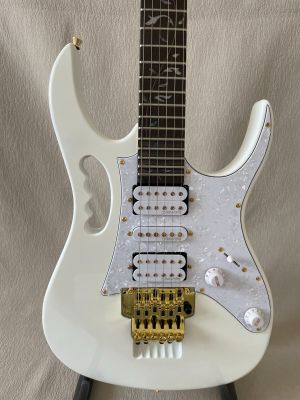 High Quality Gold Color With Gold HSH Hardware Double Shake Vibrato Electric Guitar White